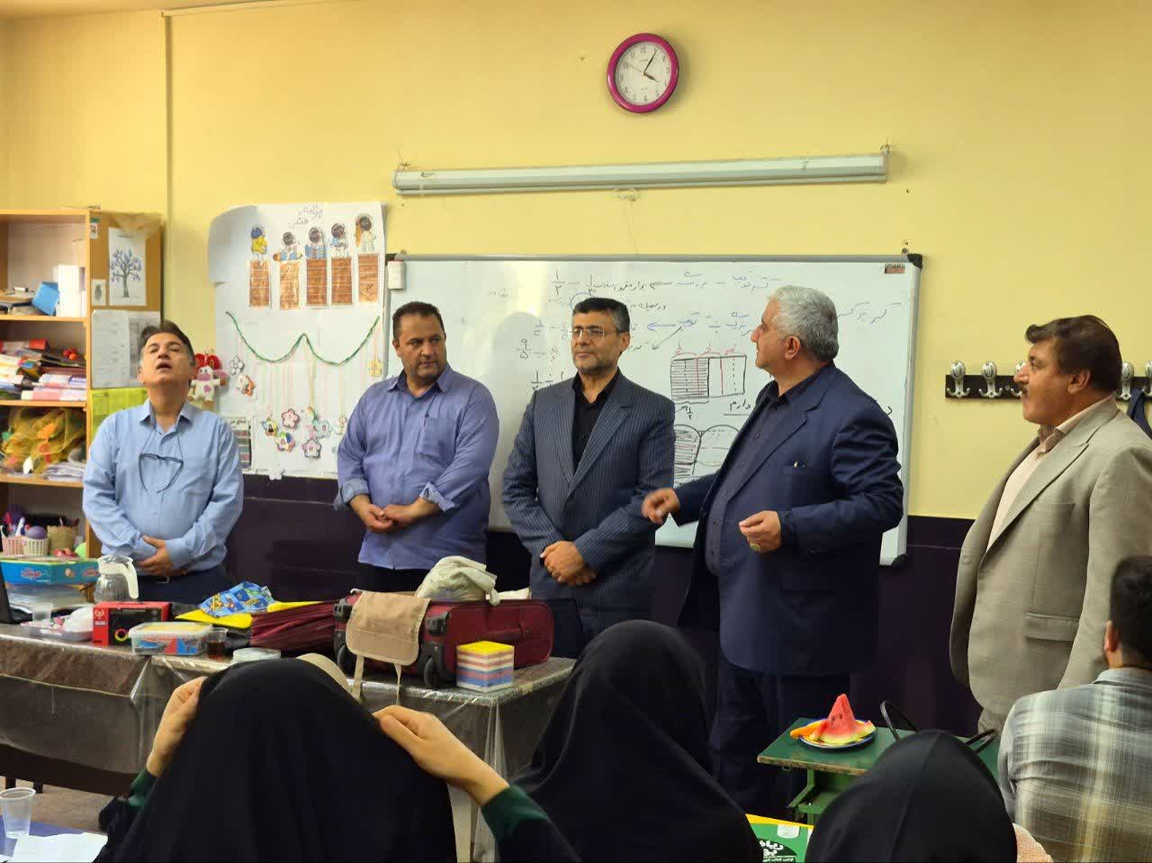 فرماندار بوئین‌زهرا: معلمان معماران آینده کشور هستند