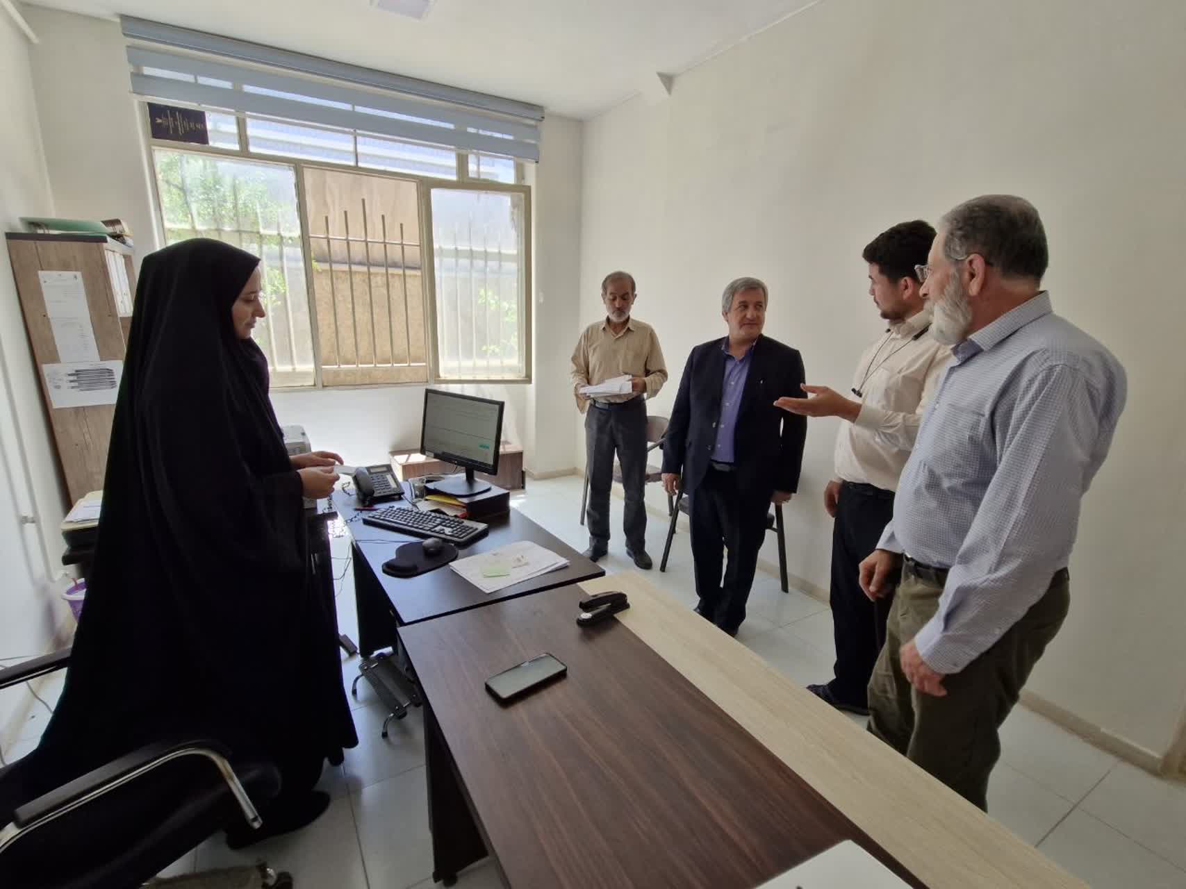 بازدید سرزده فرماندار از ادارات تاکستان