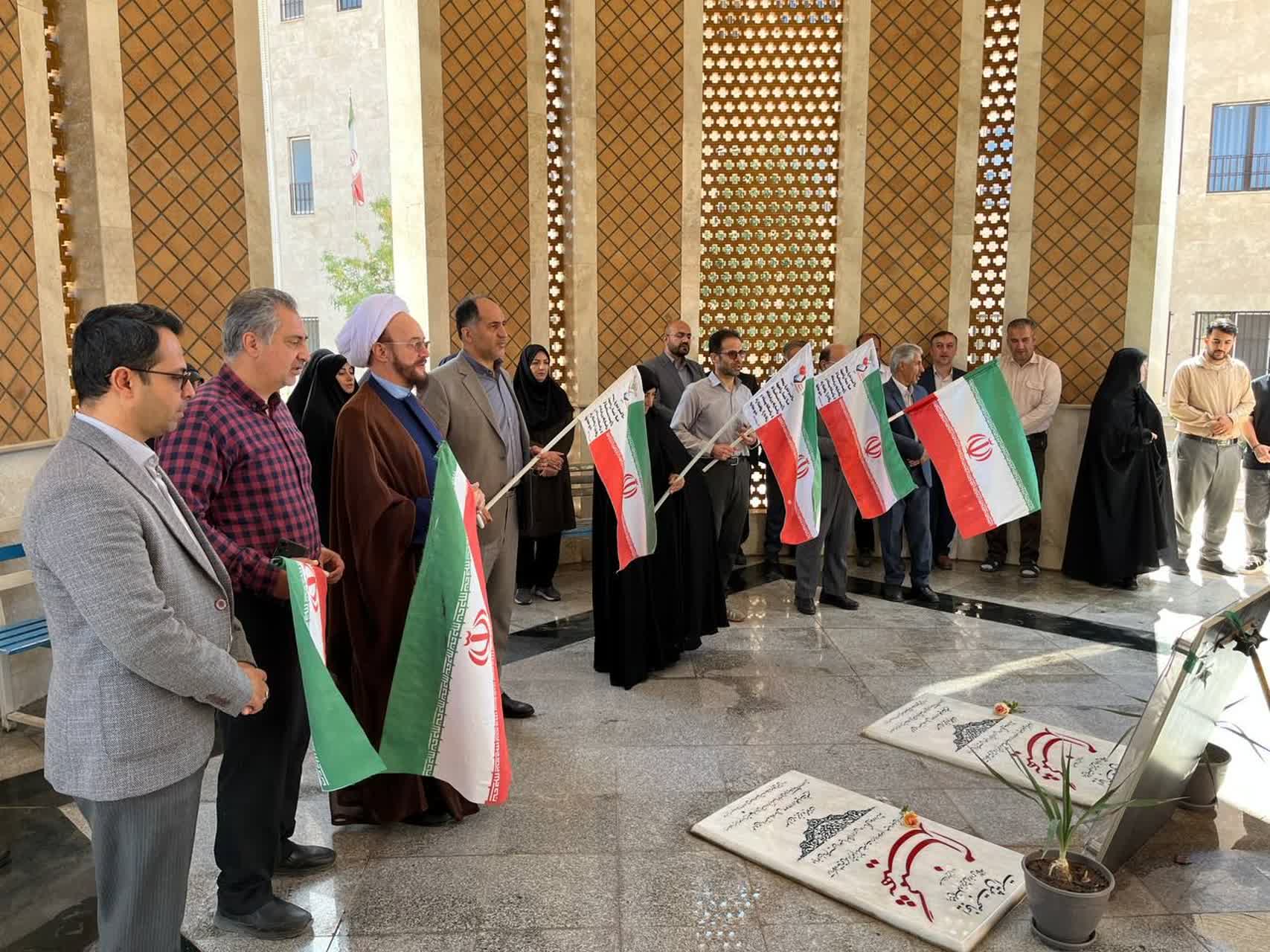 اهتزاز پرچم ایران در دانشگاه علوم پزشکی قزوین