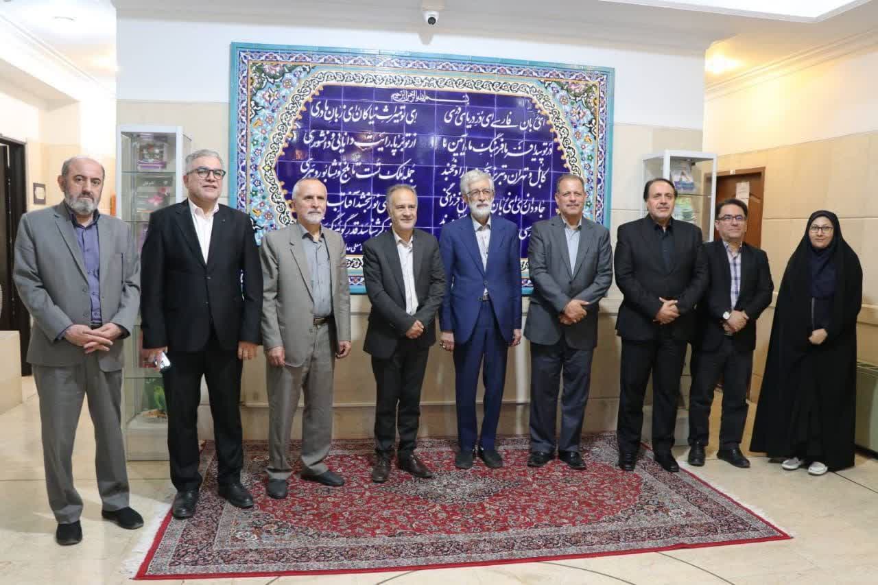 دیدار رئیس دانشگاه با حدادعادل برای گسترش زبان فارسی