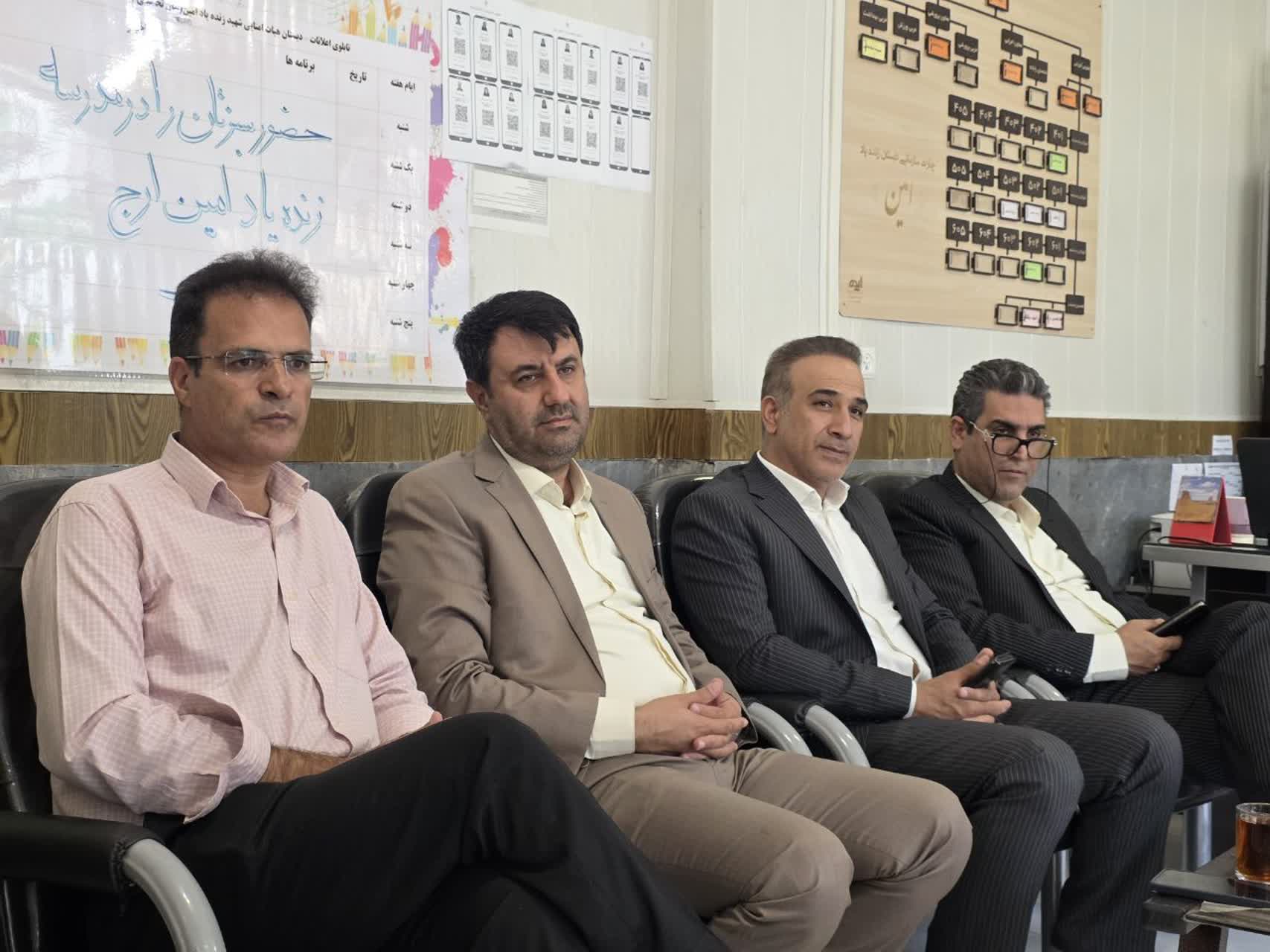 حضور چگینی در جمع دانش‌آموزان دبستان امین رامبد