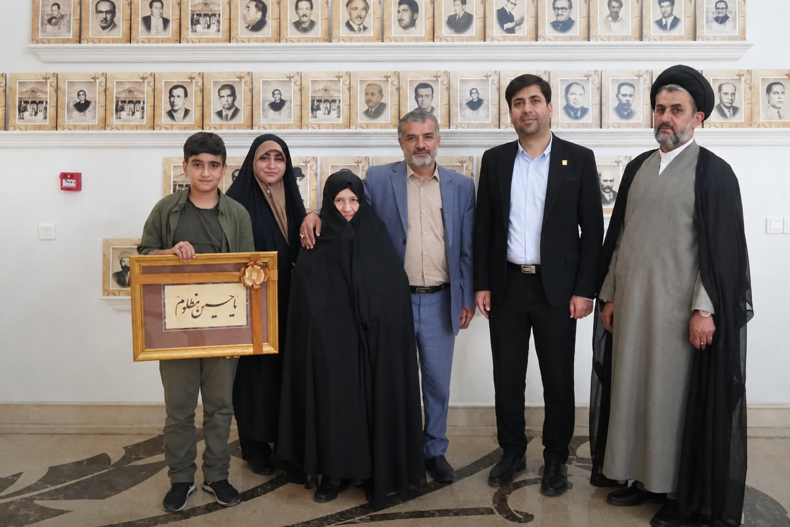دیدار خانواده شهید حاجی‌زاده با شهردار قزوین
