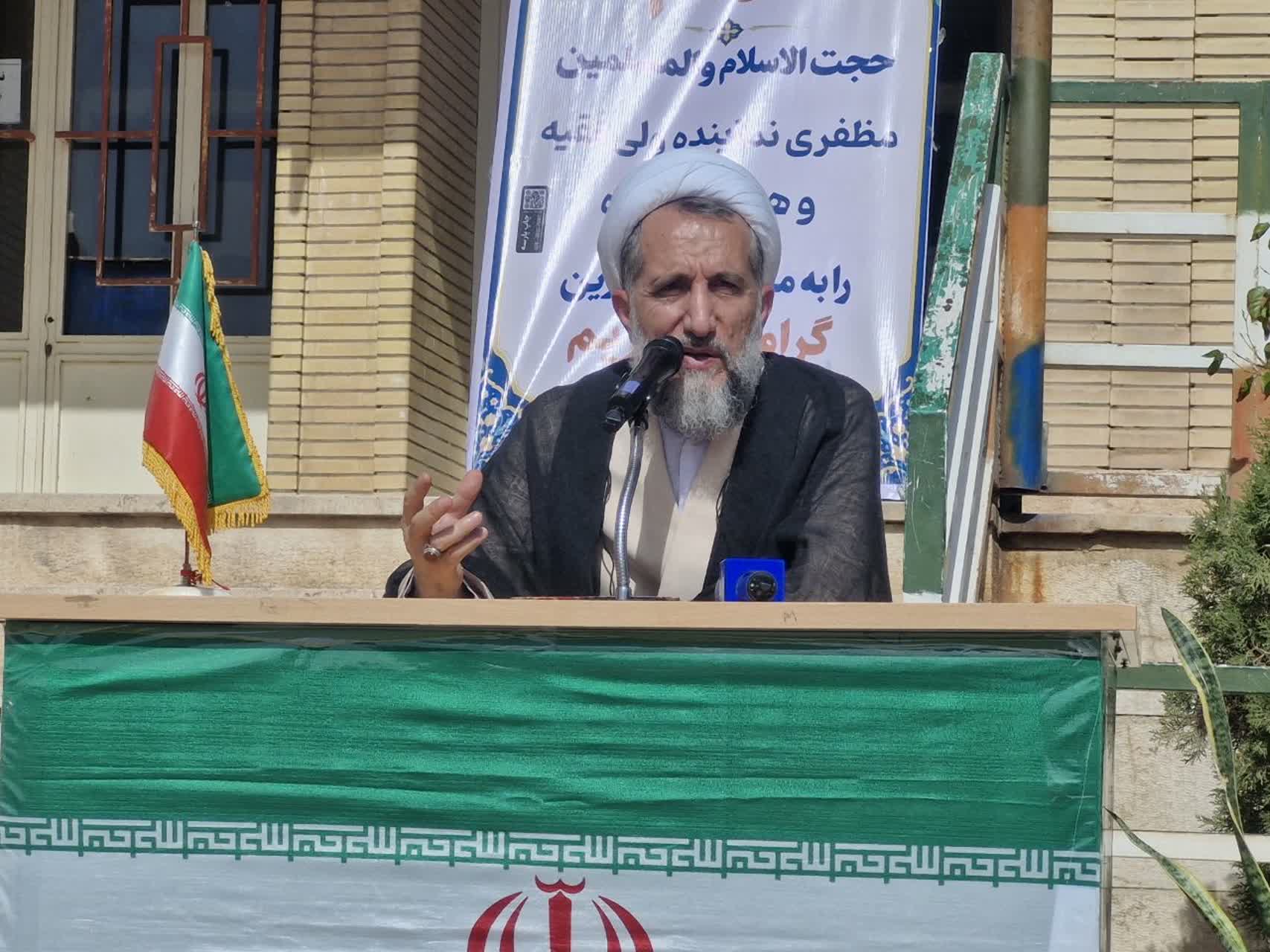 حضور نماینده ولی‌فقیه  در جمع دانش‌آموزان مدرسه امام صادق(ع)