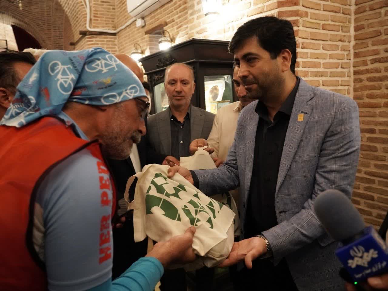 استقبال شهردار قزوین از دوچرخه‌سواران مسیر مقاومت