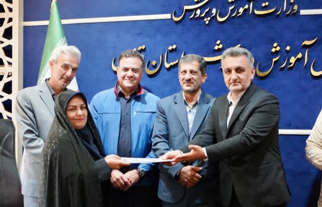 تجلیل از برگزیدگان طراحی لباس فرم دانش‌آموزی در قزوین