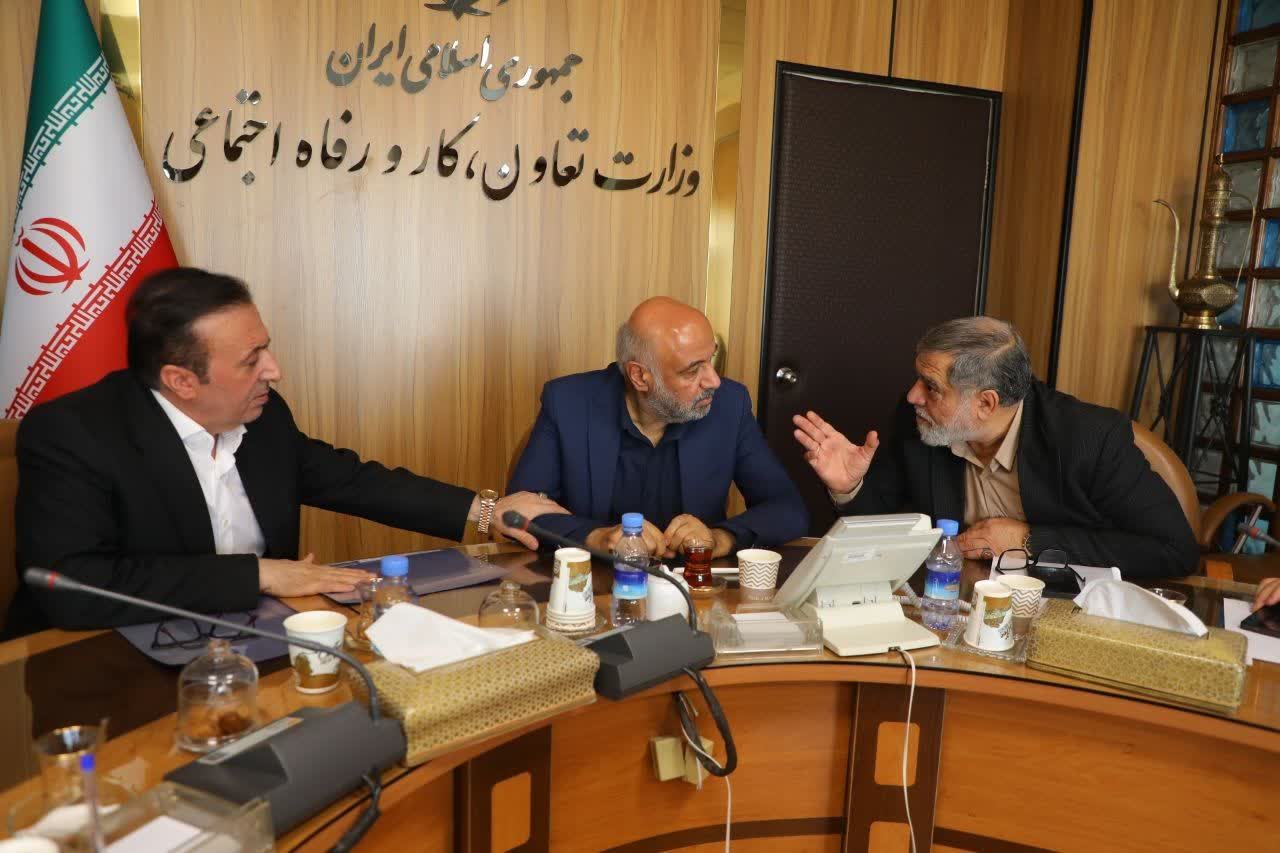حل مشکل ساختمان کانون بازنشستگان قزوین و پیگیری مطالبات تأمین اجتماعی در دیدار با وزیر کار
