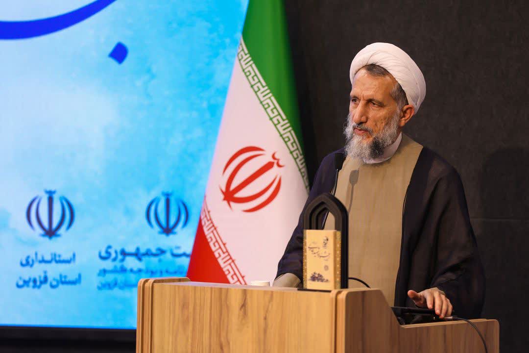 نیکوکار و بدکار را یکسان نبینید