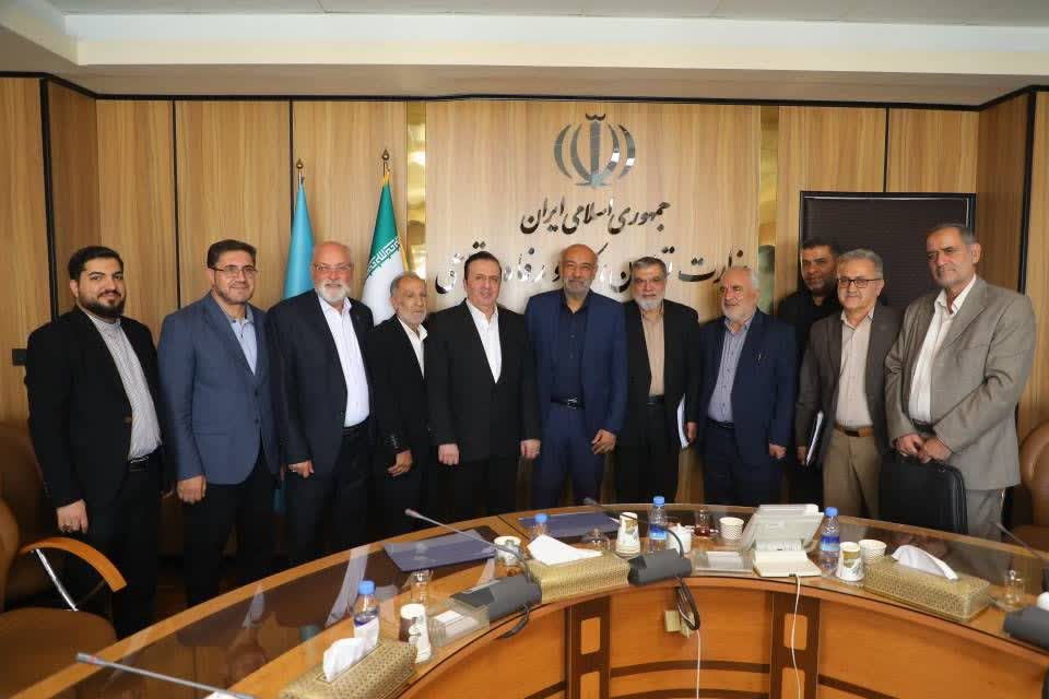 تأکید استاندار قزوین بر مطالبات کارگران و بازنشستگان