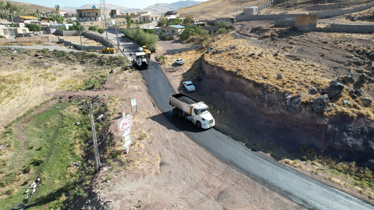 آغاز آسفالت راه روستای چشمه غلامعلی در بخش کوهین