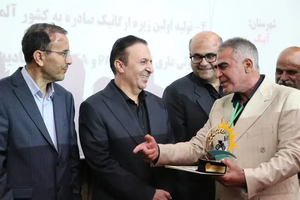 گزارش تصویری تجلیل از ۲۵ برگزیده ملی و استانی بخش کشاورزی قزوین با حضور مسئولان کشوری و استانی