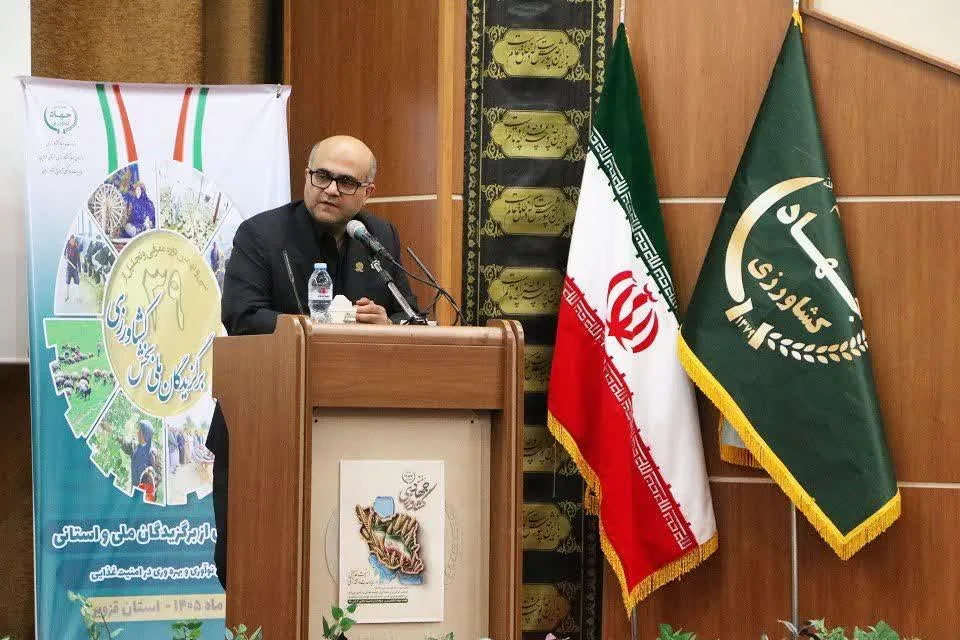 تصویر گالری - گزارش تصویری تجلیل از ۲۵ برگزیده ملی و استانی بخش 