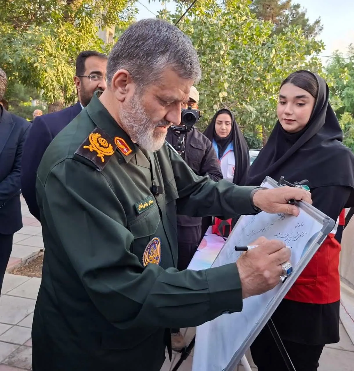 خدمت‌رسانی تیم‌های هلال‌احمر بوئین‌زهرا به عزاداران در موکب «شهید ایران»
