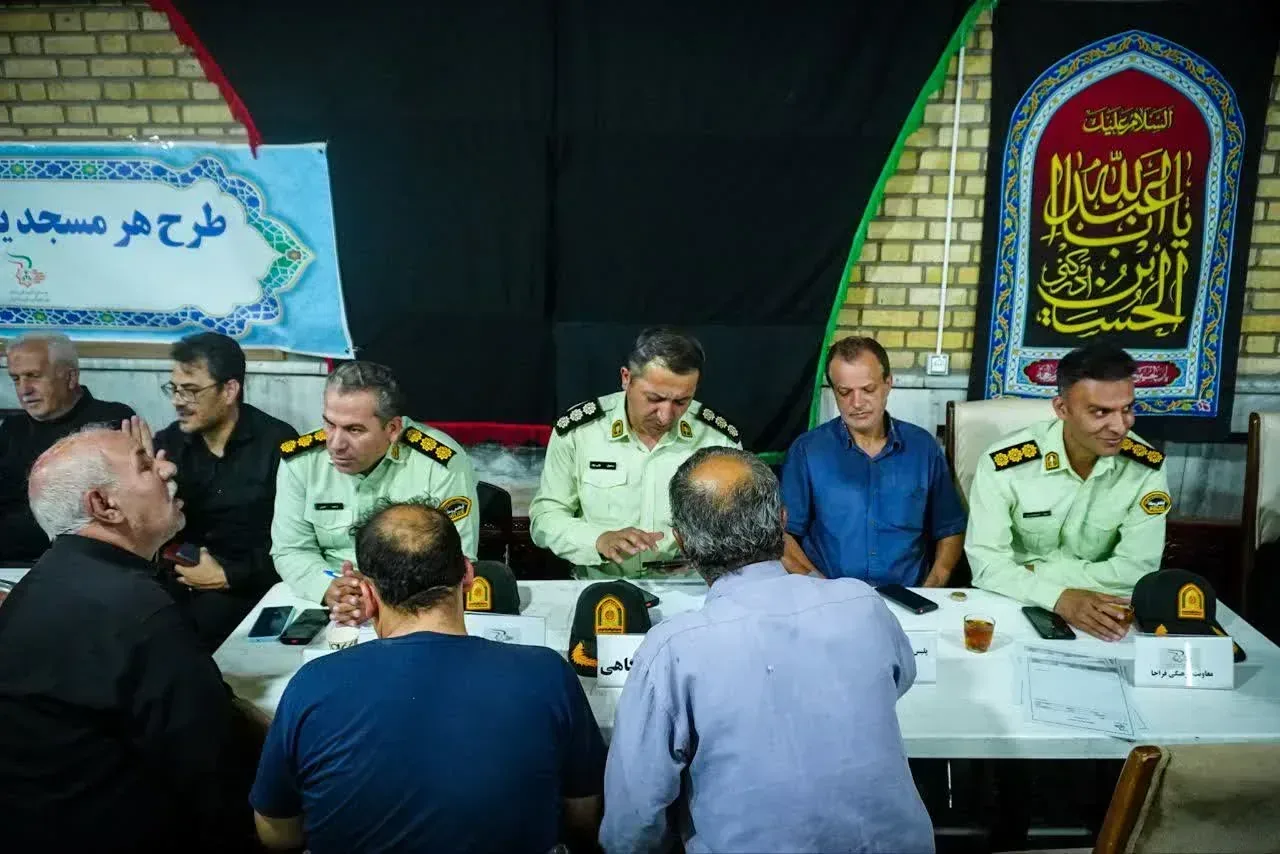 برپایی «میز خدمت» فرماندهی انتظامی استان قزوین در مسجد جوادالائمه (ع) محله راه‌آهن