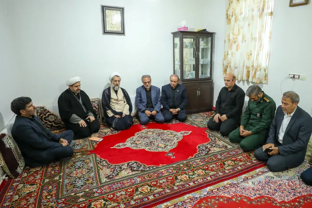 آیت‌الله مظفری با خانواده شهید مجید مقدم در طارم سفلی دیدار کرد