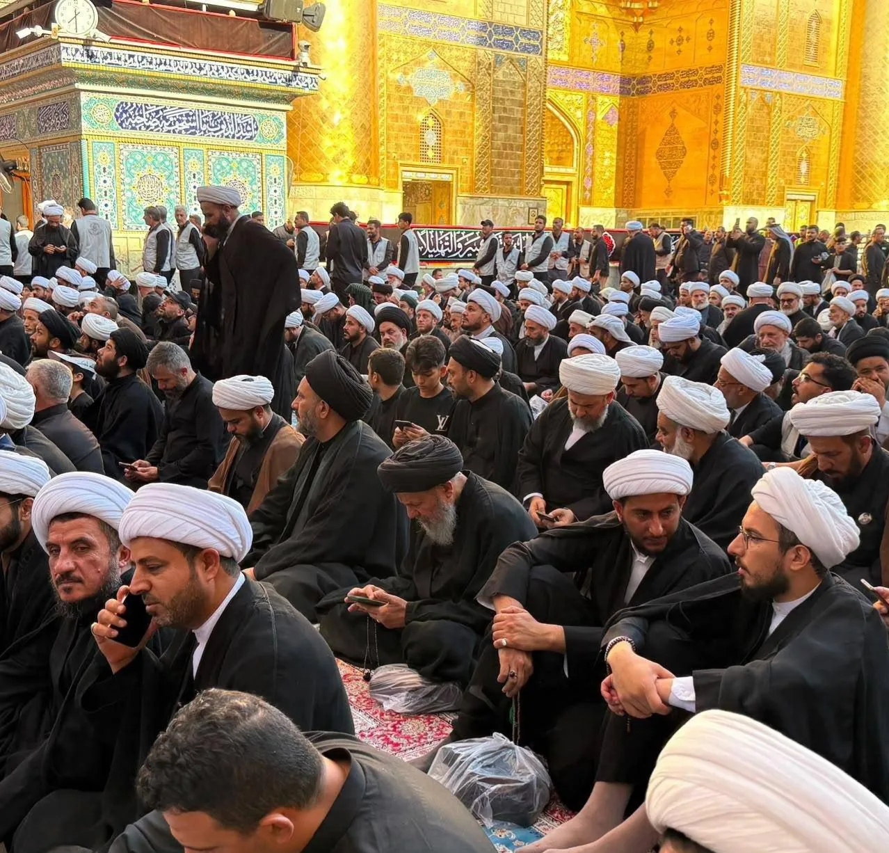 جمعی از طلاب نجف در حرم امام علی(ع) منتظر رسیدن پیکر رهبر شهید ایران