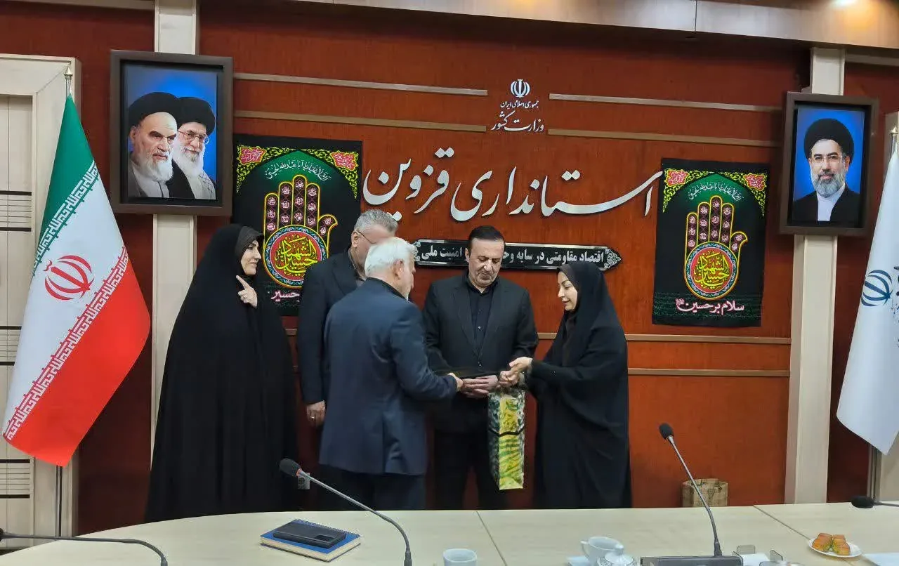 تقدیر از خیران و مددجویان موفق بهزیستی قزوین؛ کلید خانه به مددجوی اقبالیه اهدا شد