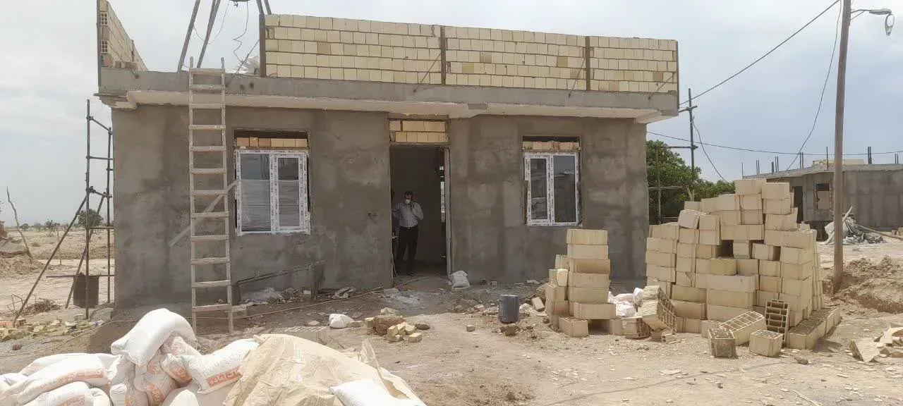 اولین سقف واحدهای تخریب‌شده جنگ رمضان در کشور، در روستای تتنک قزوین احداث شد