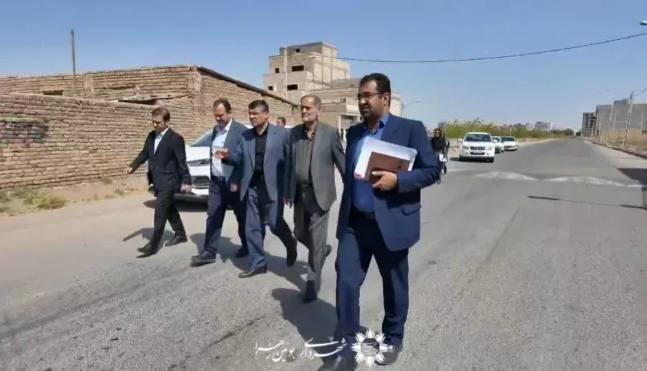 بازدید میدانی مسئولان از اراضی توسعه‌ای بوئین‌زهرا؛ بررسی روند الحاق اراضی و طرح‌های مسکن