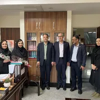تقدیر مدیرکل تامین اجتماعی از پزشکان قزوین با اهدای گل رز