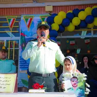 طرهانی کنار دختر شهید کشاورز ایستاد